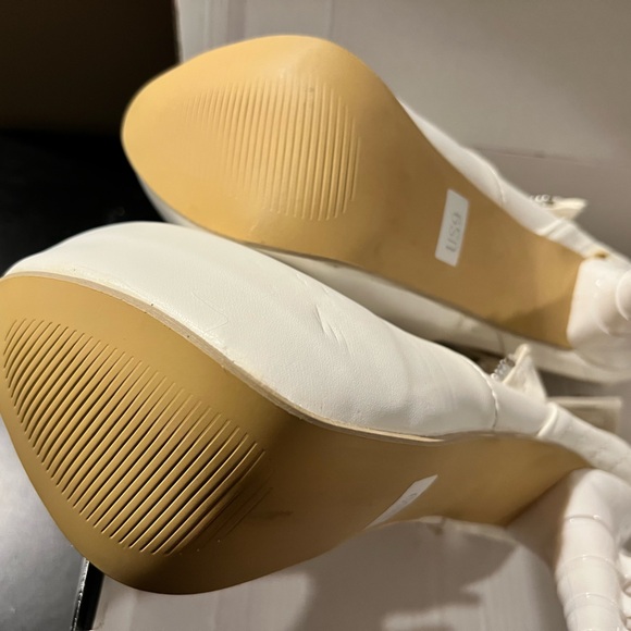 White spine heeled bootie. 5.5” heel w/ 1.5” platform. Never worn. Size 41 Eur - Picture 5 of 7